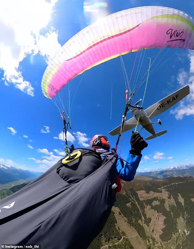 Momento aterrorizante em que o avião bate no parapente, fazendo-o Este é o momento em que um avião bate em um parapente e destrói seu paraquedas enquanto ele gira no ar