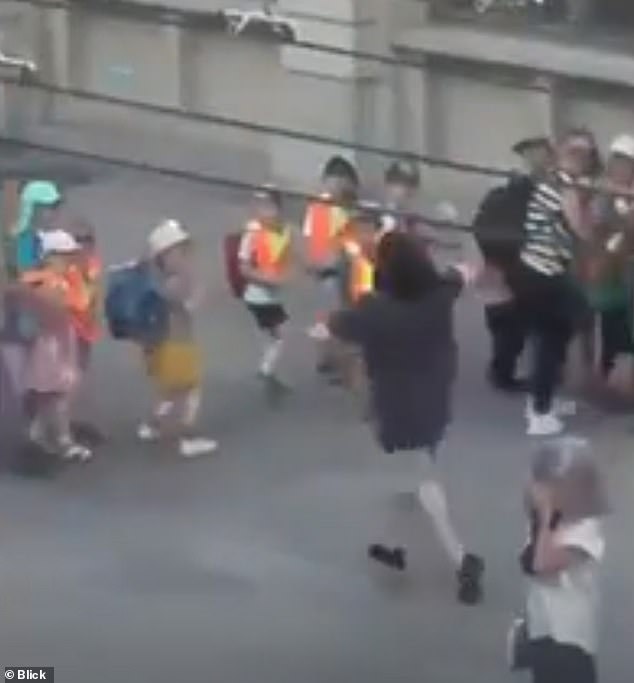 Momento aterrorizante: o homem com faca que esfaqueou três pessoas Uma grande operação policial está em andamento em uma estação ferroviária suíça depois que quatro pessoas foram esfaqueadas
