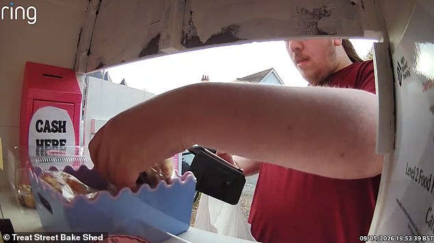 Momento bandido da padaria rouba metade do estoque da confeitaria O bandido da padaria com rabo de cavalo lambeu os lábios enquanto esvaziava o galpão Treat Street Bake em Spalding, Lincolnshire, sem pagar um centavo