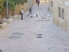 Momento chocante em que freira é empurrada e repetidamente chutada em Jerusalém, em meio a alegações de um aumento nos ataques contra cristãos O homem ainda não identificado chutou repetidamente a freira depois de empurrá-la para baixo