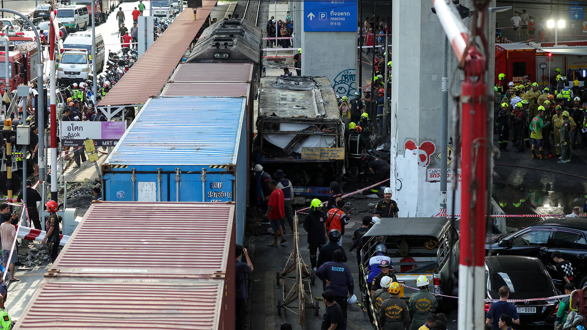 Momento do acidente de trem mortal em Bangkok