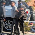 Policiais federais prendendo um homem depois de forçá-lo a sair do carro.
