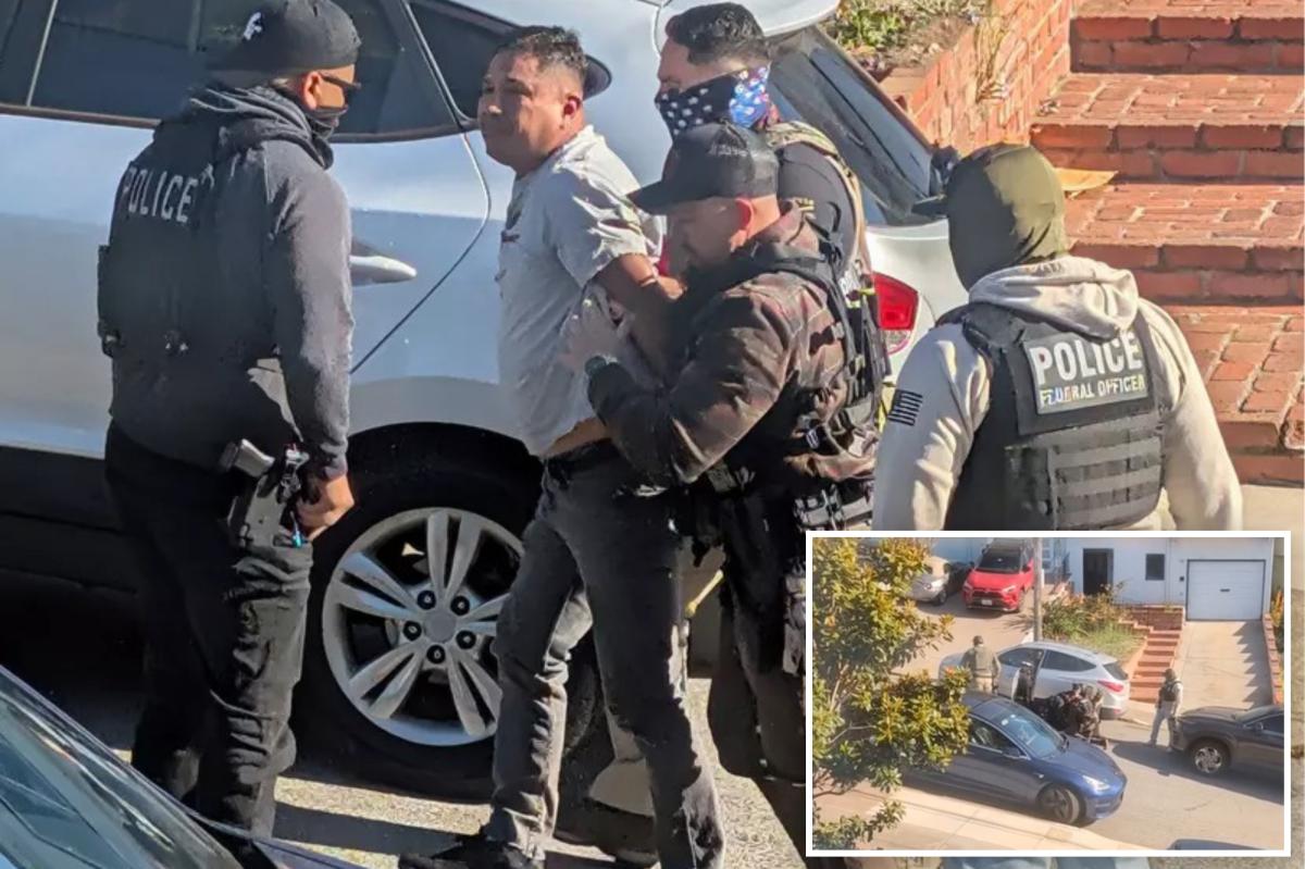 Policiais federais prendendo um homem depois de forçá-lo a sair do carro.