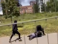 Momento em que adolescentes mascarados se atacam com facões em plena luz do dia em um parque familiar na sem lei de Londres Vídeo compartilhado nas redes sociais mostrou três adolescentes carregando facões lutando em Burgess Park, Camberwell