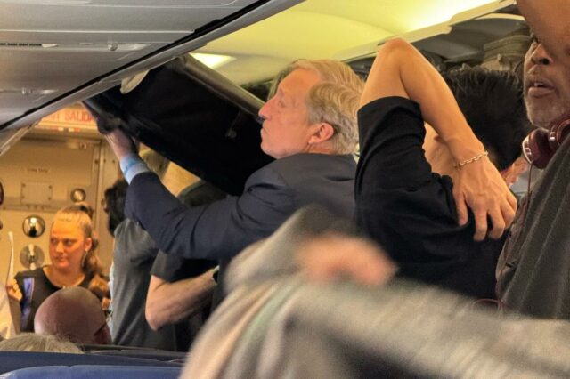 Momento em que o bilionário Tom Steyer voa para a Momento em que o bilionário Tom Steyer voa para a Southwest – e a reação surpreendente que recebeu dos passageiros