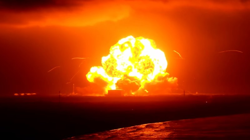 Momento em que o foguete de propriedade de Bezos explode em uma enorme bola de fogo