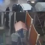 Imagens dramáticas tiradas em apartamentos na propriedade Tile Hill, em Coventry, mostram um homem segurando uma arma se aproximando de um carro prateado estacionado - depois de chegar ao local junto com um veículo de apoio atrás dele
