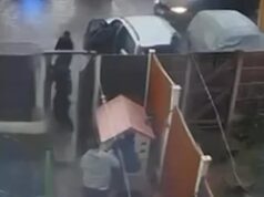 Momento em que o tiroteio entre gangues atinge o quintal da família – com bandidos se escondendo atrás de um teatro infantil Imagens dramáticas tiradas em apartamentos na propriedade Tile Hill, em Coventry, mostram um homem segurando uma arma se aproximando de um carro prateado estacionado - depois de chegar ao local junto com um veículo de apoio atrás dele