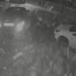 Imagens de CCTV mostram uma gangue vestida de balaclava repetidamente atacando Jay Shree Krishna Jewellers com um carro Mercedes