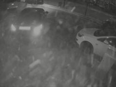 Momento em que uma gangue de ramraid vestida com balaclava arromba repetidamente Mercedes em uma joalheria antes de fugir com seu carregamento a menos de um quilômetro da delegacia de polícia Imagens de CCTV mostram uma gangue vestida de balaclava repetidamente atacando Jay Shree Krishna Jewellers com um carro Mercedes