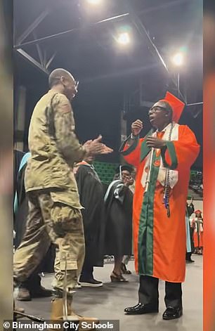 Momento emocionante Pai da Força Aérea retorna do Japão para Branden Jackson ficou chocado ao ver seu pai