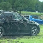 Um fazendeiro furioso pulverizou dezenas de carros com lama durante a onda de calor, depois que eles estacionaram ilegalmente em um campo perto de Rydal Water, em Lake District, Cumbria.