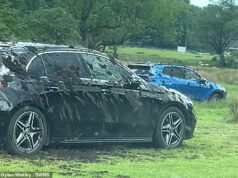 Momento furioso, agricultor espalha lama em dezenas de carros de luxo – incluindo Mercedes, Jaguars e BMWs – depois de estacionarem ilegalmente em seu campo em Lake District para aproveitar a onda de calor Um fazendeiro furioso pulverizou dezenas de carros com lama durante a onda de calor, depois que eles estacionaram ilegalmente em um campo perto de Rydal Water, em Lake District, Cumbria.