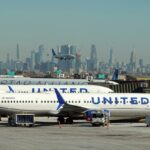 Os aviões da United Airlines pousam e se preparam para decolar no Aeroporto Internacional Newark Liberty, em Newark.
