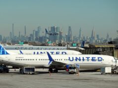 Momento selvagem Passageiro da United agride comissário de bordo e tenta invadir a cabine do piloto revelado em áudio: ‘Oh meu Deus’ Os aviões da United Airlines pousam e se preparam para decolar no Aeroporto Internacional Newark Liberty, em Newark.