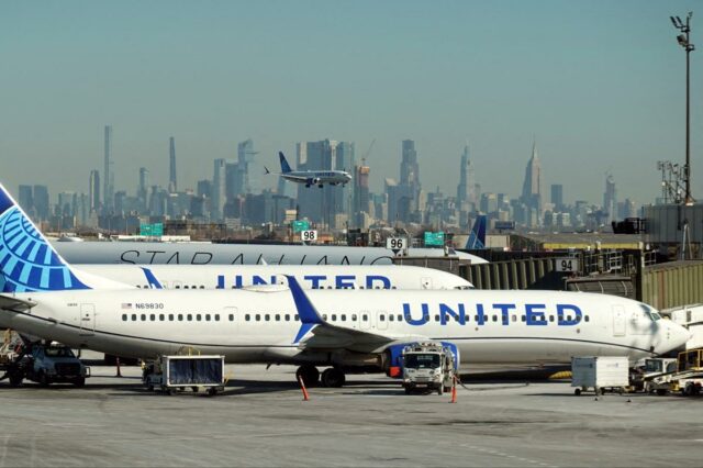 Os aviões da United Airlines pousam e se preparam para decolar no Aeroporto Internacional Newark Liberty, em Newark.