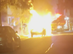 Moradores são acordados por explosões após carros serem bombardeados Uma casa próxima foi salva, mas dois carros foram destruídos.