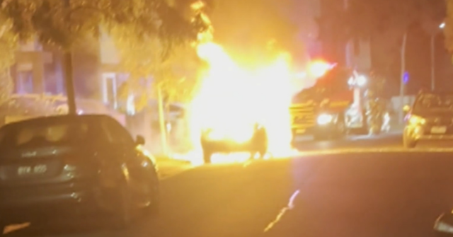 Uma casa próxima foi salva, mas dois carros foram destruídos.
