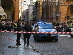 Motorista ataca multidão na Itália e tenta esfaquear vítimas – o que saber Financial Police patrol a scene after a car incident in a street of Modena, Italy, Saturday, May 16, 2026. (Lapresse via AP)