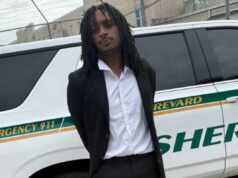 Motorista da Flórida atrasado para casamento é pego em alta velocidade a 160 km/h e preso Um homem de terno está na frente do veículo do xerife do condado de Brevard.