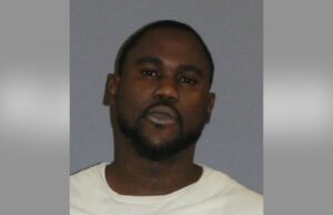 Motorista de Lyft é preso após atrair e assediar sexualmente dois estudantes de Princeton 3 presos fugitivos colocaram corda em volta do pescoço do motorista de Lyft e a sequestraram por 10 horas