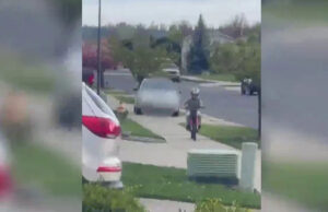 Motorista é presa após vídeo mostrá-la pulando no meio-fio para perseguir criança andando de moto Yahoo news home