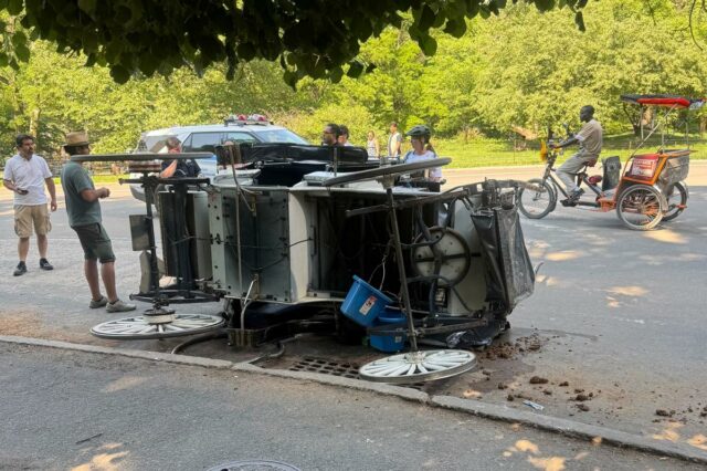 Motorista ferido após cavalo assustado bater em outra carruagem no Motorista ferido após cavalo assustado bater em outra carruagem no parque de Nova York: 'É uma loucura'