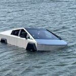 Um Tesla Cybertruck parcialmente submerso na água, flutuando como um barco.
