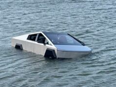 Motorista prende Cybertruck em lago do Texas durante tentativa fracassada de ativar o ‘Modo Wade’: polícia Um Tesla Cybertruck parcialmente submerso na água, flutuando como um barco.