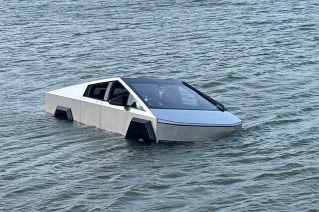Um Tesla Cybertruck parcialmente submerso na água, flutuando como um barco.