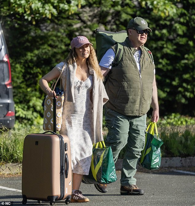 O astro da Kid TV, Mr Tumble, e a nova namorada Samantha Dorrace, 21 anos mais nova, foram vistos chegando ao hotel quatro estrelas The Mount Country Manor Hotel & Golf em Wolverhampton
