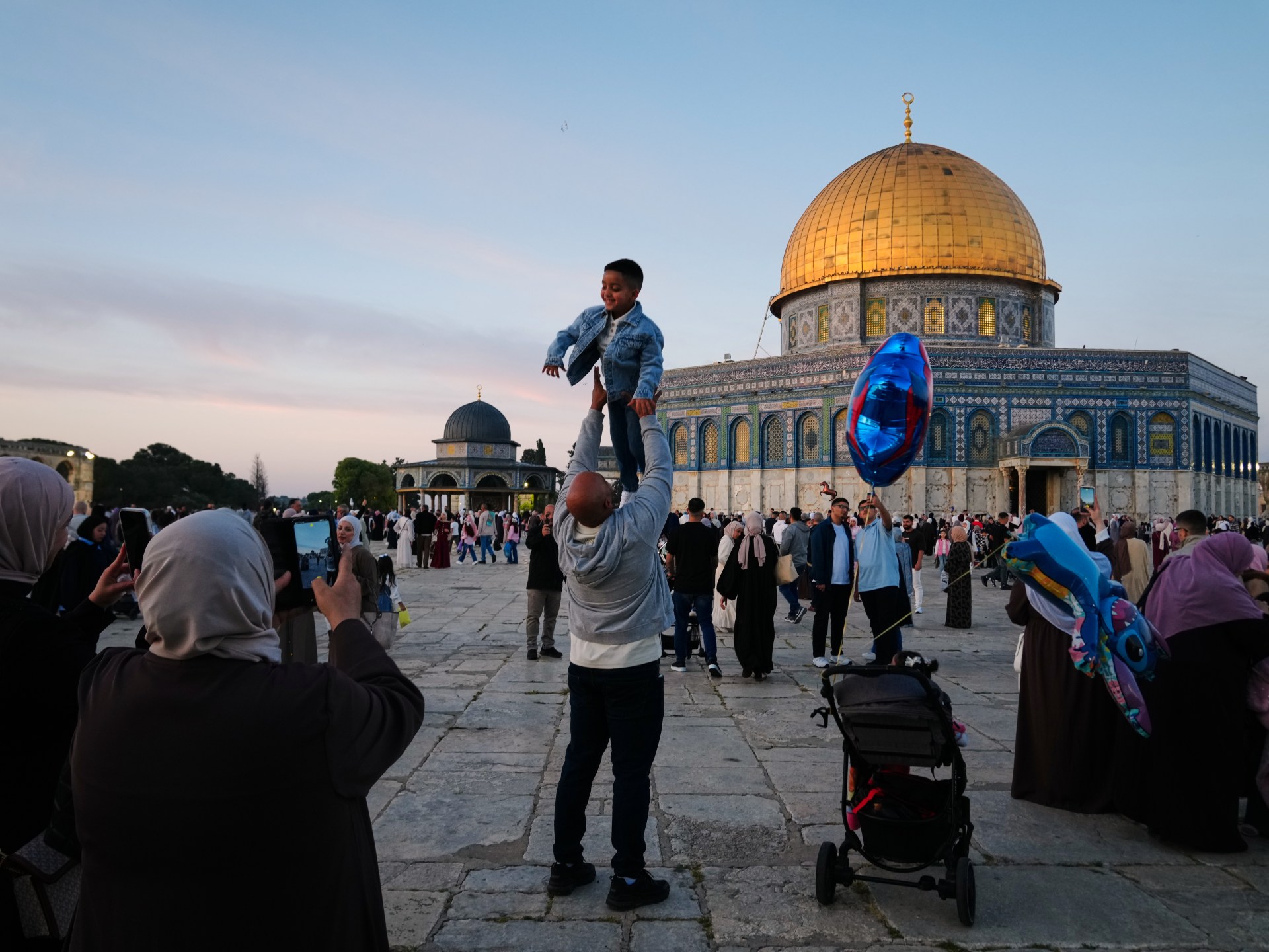 Muçulmanos em todo o mundo celebram Eid al-Adha, o Festival do Sacrifício