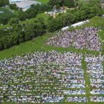 Centenas de fiéis muçulmanos participaram hoje das orações do Eid al-Adha em Manchester. Na foto: uma vista de drone do Platt Fields Park