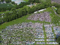 Muçulmanos se reúnem para assistir às orações em parques em todo o Reino Unido para celebrar o Eid al Adha Centenas de fiéis muçulmanos participaram hoje das orações do Eid al-Adha em Manchester. Na foto: uma vista de drone do Platt Fields Park
