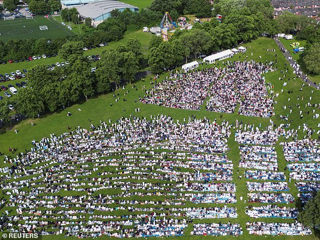 Muçulmanos se reúnem para assistir às orações em parques em Centenas de fiéis muçulmanos participaram hoje das orações do Eid al-Adha em Manchester. Na foto: uma vista de drone do Platt Fields Park