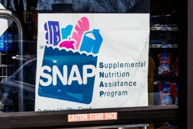 Mudança nas regras de benefícios do SNAP para a Califórnia Stock image/file photo: A SNAP sign in a retailer window.