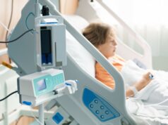Mudanças no Medicaid podem causar danos “evitáveis” para pacientes com doenças raras – NORD A stock image of a sick child in a hospital room with an oxygen tube and IV line.