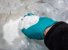 ‘Muito cedo’ para falar sobre IPO, diz o novo CFO da Redwood Materials Lithium powder from recycled batteries at the Redwood Materials recycling and manufacturing facility in McCarran, Nevada, US, on Friday, March 22, 2024. Redwood plans to manufacture enough of cathode active material, responsible for a third of the cost of a battery, to build more than 1.3 million EVs a year by 2028, in addition to other battery components that have never been made in the US before