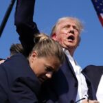 Trump logo após o atentado contra sua vida na Pensilvânia, em julho de 2024, durante a campanha eleitoral daquele ano.