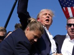 Muitos americanos acham que as tentativas de assassinato de Trump foram falsas, revela pesquisa Trump logo após o atentado contra sua vida na Pensilvânia, em julho de 2024, durante a campanha eleitoral daquele ano.