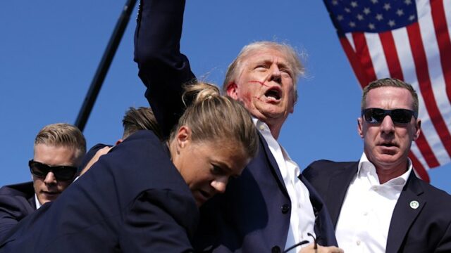 Trump logo após o atentado contra sua vida na Pensilvânia, em julho de 2024, durante a campanha eleitoral daquele ano.