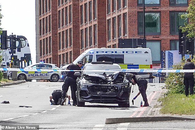 Na foto: o Audi RSQ8 preto após a colisão fatal em Birmingham esta manhã. Um homem de 22 anos foi preso sob suspeita de causar a morte por dirigir perigoso e dirigir sob o efeito de drogas.