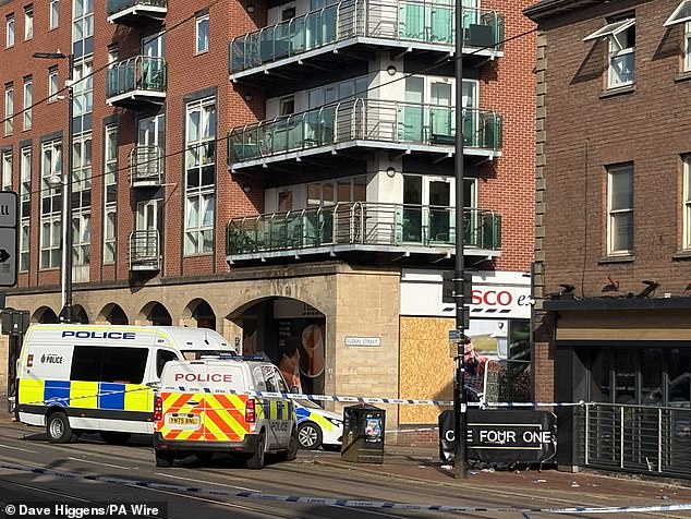 Mulher, 30 anos, morre após atirar em frente a um bar em Sheffield enquanto a polícia prende três pessoas em conexão