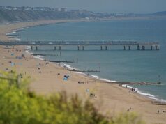 Mulher de 40 anos é estuprada na praia de Bournemouth enquanto a polícia inicia investigação A polícia iniciou uma investigação depois que uma mulher teria sido estuprada na praia de Boscombe