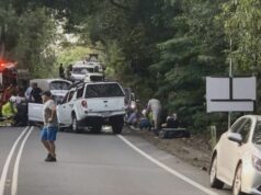 Mulher e criança morrem em acidente de terror no norte de Queensland Uma mulher e um bebê morreram, com outra mulher em estado grave, após um acidente no Extremo Norte de Queensland na tarde de ontem. Equipes de emergência foram chamadas para a Rodovia Captain Cook pouco antes das 16h de ontem, após relatos de um acidente de dois carros. As primeiras investigações sobre a colisão indicam que um utilitário Mitsubishi Triton atingiu um Mazda MX-5 antes de colidir com um hatchback MG3 ao sul do cruzamento da Reynolds Road.