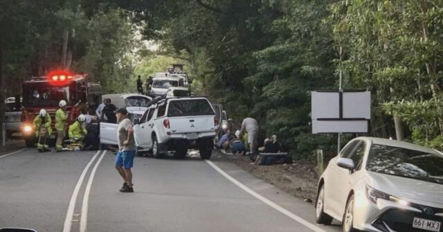 Mulher e criança morrem em acidente de terror no norte Uma mulher e um bebê morreram, com outra mulher em estado grave, após um acidente no Extremo Norte de Queensland na tarde de ontem. Equipes de emergência foram chamadas para a Rodovia Captain Cook pouco antes das 16h de ontem, após relatos de um acidente de dois carros. As primeiras investigações sobre a colisão indicam que um utilitário Mitsubishi Triton atingiu um Mazda MX-5 antes de colidir com um hatchback MG3 ao sul do cruzamento da Reynolds Road.