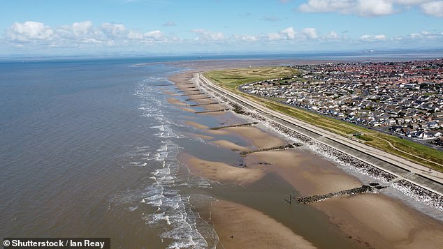 Uma mulher morreu e um homem está em estado crítico depois de passar por dificuldades em Thornton Cleveleys, em Lancashire