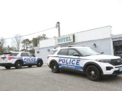 Mulher trans acusada de assediar e ameaçar a esposa de um policial em Long Island, diz a polícia Dois carros da polícia do condado de Suffolk estacionados em frente ao Shore Motor Inn, onde foi feita uma prisão por promover prostituição e tráfico sexual.