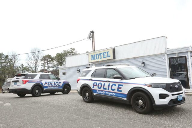 Mulher trans acusada de assediar e ameaçar a esposa de Dois carros da polícia do condado de Suffolk estacionados em frente ao Shore Motor Inn, onde foi feita uma prisão por promover prostituição e tráfico sexual.