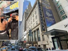 Multidão de adolescentes invade a igreja da Cientologia na Times Square em meio à tendência viral de ‘corrida rápida’ Multidão de adolescentes invade a igreja da Cientologia na Times Square em meio à tendência viral de 'corrida rápida'